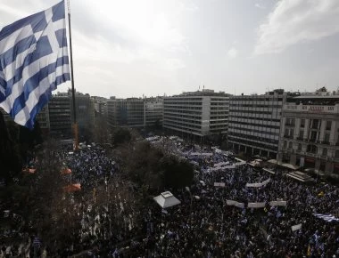 Συλλαλητήριο για τη Μακεδονία: Έφτασε η σημαία του Κωνσταντίνου Κατσίφα! (βίντεο)